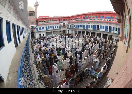 3 mai 2022, Lahore, Punjab, Pakistan: Les musulmans pakistanais qui proposent des prières spéciales le matin à la veille d'Eid al-Fitr, qui marque la fin du Saint mois de jeûne du Ramadan à la mosquée Daral Uloom Jamia Naeemia à Lahore. Chef et khateeb de la Mosquée Daral Uloom Jamia Naeemia Dr Mufti Raghib Hussain Naeemi s'adressant aux personnes dévotées à l'occasion d'Eid al-Fitr (image de crédit: © Rana Sajid Hussain/Pacific Press via ZUMA Press Wire) Banque D'Images