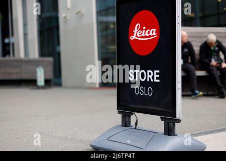 Norvège, Oslo - 02 mai 2022: Publicité pour le magasin Leica Camera en Norvège. Logo, signe. Banque D'Images