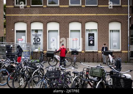 2022-05-03 16:09:54 AMSTERDAM - Un magasin de Gorillas sombre sur l'Admiraal de Ruijterweg dans le centre d'Amsterdam. Les municipalités prennent de plus en plus d'action contre les mini-entrepôts de services de livraison flash. De nombreux résidents locaux éprouvent des nuisances de la part des magasins sombres, qui sont souvent situés dans des zones résidentielles en raison des délais de livraison courts. ANP RAMON VAN FLYMEN pays-bas sortie - belgique sortie Banque D'Images