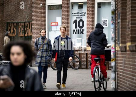 2022-05-03 16:42:54 AMSTERDAM - Un magasin de Gorillas sombre sur l'Admiraal de Ruijterweg dans le centre d'Amsterdam. Les municipalités prennent de plus en plus d'action contre les mini-entrepôts de services de livraison flash. De nombreux résidents locaux éprouvent des nuisances de la part des magasins sombres, qui sont souvent situés dans des zones résidentielles en raison des délais de livraison courts. ANP RAMON VAN FLYMEN pays-bas sortie - belgique sortie Banque D'Images