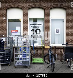 2022-05-03 16:13:48 AMSTERDAM - Un magasin de Gorillas sombre sur l'Admiraal de Ruijterweg dans le centre d'Amsterdam. Les municipalités prennent de plus en plus d'action contre les mini-entrepôts de services de livraison flash. De nombreux résidents locaux éprouvent des nuisances de la part des magasins sombres, qui sont souvent situés dans des zones résidentielles en raison des délais de livraison courts. ANP RAMON VAN FLYMEN pays-bas sortie - belgique sortie Banque D'Images