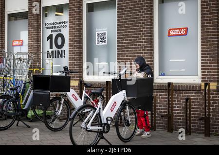 2022-05-03 16:30:32 AMSTERDAM - Un magasin de Gorillas sombre sur l'Admiraal de Ruijterweg dans le centre d'Amsterdam. Les municipalités prennent de plus en plus d'action contre les mini-entrepôts de services de livraison flash. De nombreux résidents locaux éprouvent des nuisances de la part des magasins sombres, qui sont souvent situés dans des zones résidentielles en raison des délais de livraison courts. ANP RAMON VAN FLYMEN pays-bas sortie - belgique sortie Banque D'Images