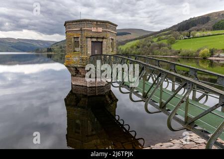 La tour de décollage au réservoir de Talybont, dans le parc national de Brecon Beacons, au pays de Galles. Banque D'Images