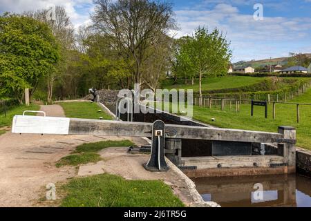 Lower Llangynidr Locks et Bridge 132 sur le canal Monbucshire et Brecon dans le parc national de Brecon Beacons, au sud du pays de Galles. Banque D'Images