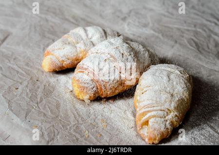 Plusieurs croissants couverts de sucre en poudre Banque D'Images