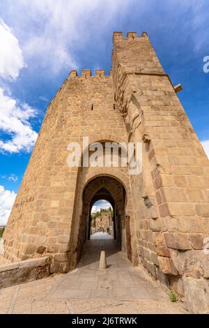 Pont piétonnier médiéval de San Martin dans le Tage à Tolède, Espagne Banque D'Images