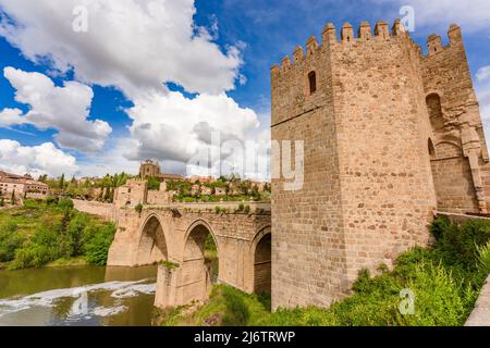 Vue panoramique sur le pont piétonnier médiéval de San Martin offrant une vue panoramique sur le Tage à Tolède, en Espagne Banque D'Images