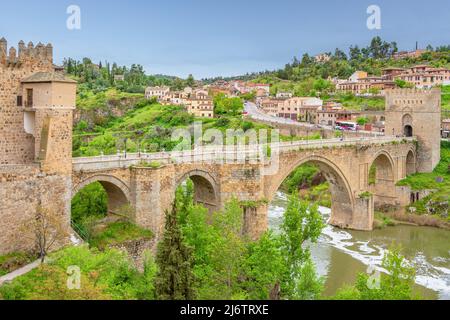 Vue panoramique sur le pont piétonnier médiéval de San Martin offrant une vue panoramique sur le Tage à Tolède, en Espagne Banque D'Images