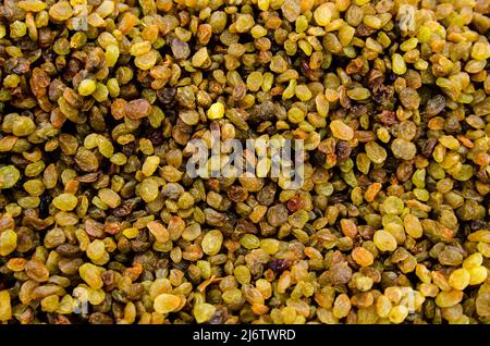 Raisins secs frais biologiques vendus sur le marché. Banque D'Images