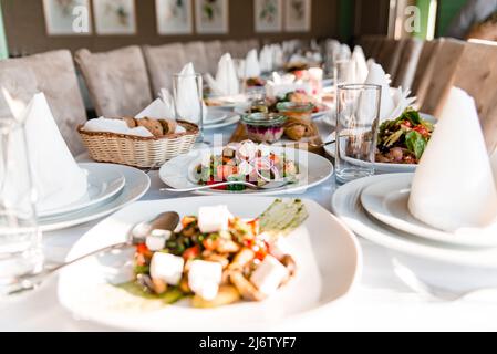 Différentes salades sont servies à la table de fête Banque D'Images