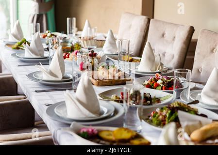 Différentes salades sont servies à la table de fête Banque D'Images