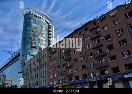 Les structures porteuses du bâtiment de bureaux et les fenêtres cassées ont été endommagées suite à l'attaque russe de bombardements dans le centre de Kiev. Les bâtiments résidentiels et de bureaux du centre de Kiev ont été frappés par des tirs de roquettes russes. La capitale ukrainienne a été régulièrement bombardée depuis l'invasion russe le 24 février 2022. Banque D'Images