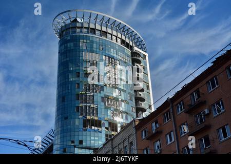 Les structures porteuses du bâtiment de bureaux et les fenêtres cassées ont été endommagées suite à l'attaque russe de bombardements dans le centre de Kiev. Les bâtiments résidentiels et de bureaux du centre de Kiev ont été frappés par des tirs de roquettes russes. La capitale ukrainienne a été régulièrement bombardée depuis l'invasion russe le 24 février 2022. Banque D'Images