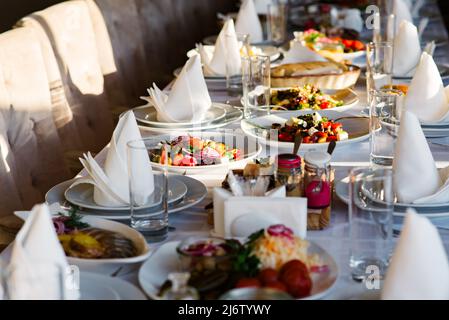 Différentes salades sont servies à la table de fête Banque D'Images