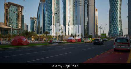 Préparation du Qatar à la coupe du monde de la FIFA 2022 avec les drapeaux des équipes de football participantes à Omar AL Mukhtar Street à Doha, Qatar Banque D'Images