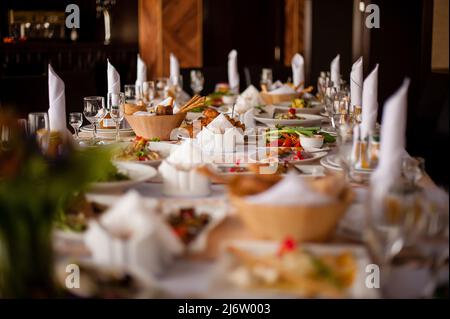 Différentes salades sont servies à la table de fête Banque D'Images