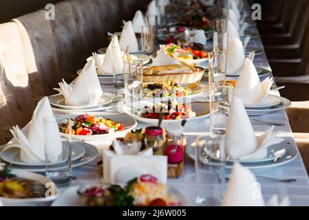 Différentes salades sont servies à la table de fête Banque D'Images