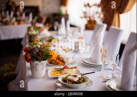 Différentes salades sont servies à la table de fête Banque D'Images