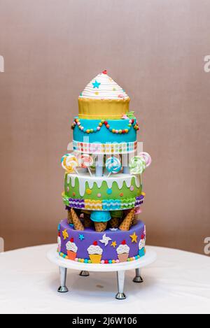 Magnifique gâteau multicolore pour enfants de plusieurs couches décoré de bonbons Banque D'Images