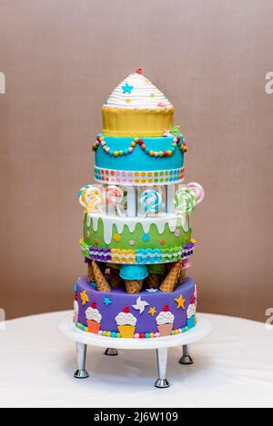 Magnifique gâteau multicolore pour enfants de plusieurs couches décoré de bonbons Banque D'Images