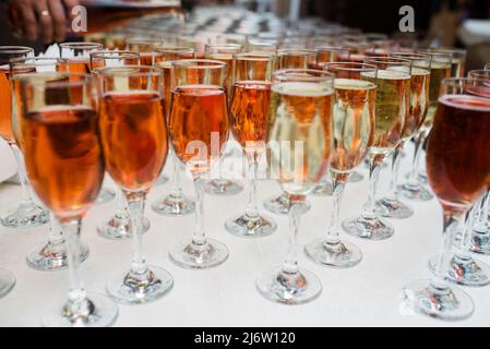 Beaucoup de verres de vin et de champagne. Banque D'Images