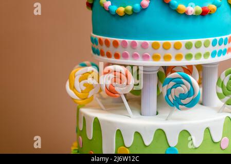 Magnifique gâteau multicolore pour enfants de plusieurs couches décoré de bonbons Banque D'Images