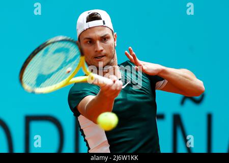 Miomir Kecmanovic de Serbie en action contre Alexandre Bublik du Kazakhstan lors du tournoi de tennis Mutua Madrid Open 2022 le 3 mai 2022 au stade Caja Magica à Madrid, Espagne - photo: Irina R Hipolito/DPPI/LiveMedia Banque D'Images