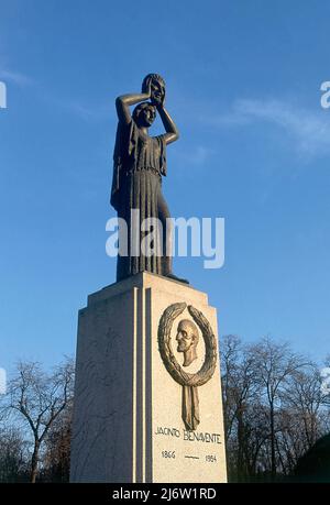 MONUMENTO A JACINTO BENAVENTE (1866-1954) PREMIO NOBEL DE LITERATURA EN 1922 - REALIZADO EN 1962. AUTEUR: VICTORIO MACHO ROGADO. Lieu: RETIRO, EL. MADRID. ESPAGNE. BENAVENTE Y MARTINEZ JACINTO. Banque D'Images