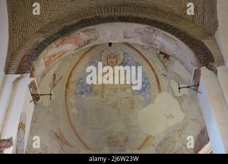 Fresque romane représentant le Christ en majesté (Pantocrator) assise sur un trône sur la sphère céleste, entourée par les Ttétramorphes. Situé dans le coffre-fort de l'abside. Le sanctuaire Cristo de la Luz, ancienne mosquée, construit à la fin du 10th siècle et transformé en église chrétienne au 12th siècle. Tolède, Castille-la Manche, Espagne. Banque D'Images