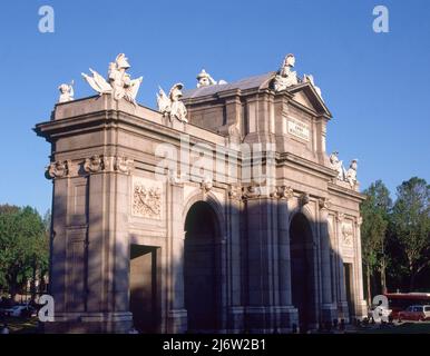PUERTA MONUMENTAL CONSTRUIDA FR 1778 PARA CONMEMORAR LA ENTRADA EN MADRID DE CARLOS III Auteur: SABATINI FRANCESCO. EMPLACEMENT : PUERTA DE ALCALA. MADRID. ESPAGNE. Banque D'Images
