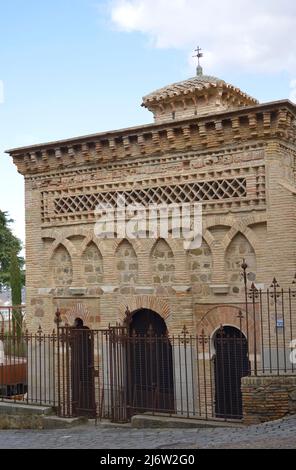 Tolède, Espagne. Temple Cristo de la Luz. Ancienne mosquée, construite à la fin du 10th siècle et transformée en église chrétienne au 12th siècle. Façade principale, orientée vers l'ouest. Construit en brique avec des arches blind entrelacées en fer à cheval, frise avec décoration sebka et surmonté d'un corbeau de corbels. Banque D'Images