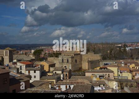 Espagne, Tolède. Vue panoramique de la ville dans laquelle il peut être vu la Nouvelle porte de Bisagra (Puerta Nueva de Bisagra) d'origine mauresque, reconstruite au 16th siècle par Alonso de Covarrubias (1488-1570). A gauche, l'église de Santiago el Mayor, construite au 13th siècle dans le style Mudejar. Restauré au 20th siècle. Banque D'Images