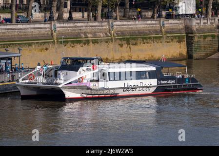 Bateau Uber Thames Clippers sur la Tamise, Londres, Royaume-Uni. Moon Clipper s'approche de Westminster Millennium Pier par Victoria Embankment Banque D'Images