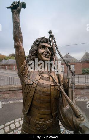 Statue de bon Scott, Kirriemuir, Écosse, Royaume-Uni.Un monument à l'icône du rocher de 70s se trouve sur la route menant à cette petite ville écossaise. Ronald Belford bon Scott Banque D'Images