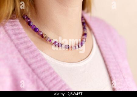 Collier avec améthyste lavande. Bijoux faits main Banque D'Images