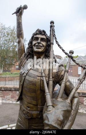 Statue de bon Scott, Kirriemuir, Écosse, Royaume-Uni.Un monument à l'icône du rocher de 70s se trouve sur la route menant à cette petite ville écossaise. Ronald Belford bon Scott Banque D'Images