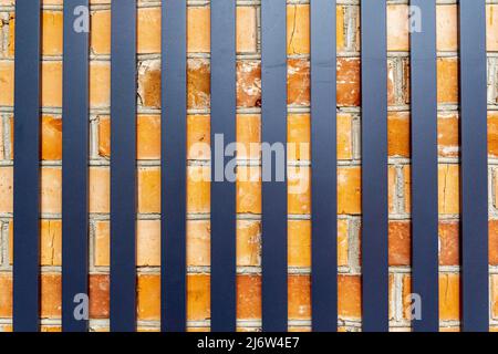 Cage de fer. Style loft. Mur de briques et fond métallique. Double texture Banque D'Images