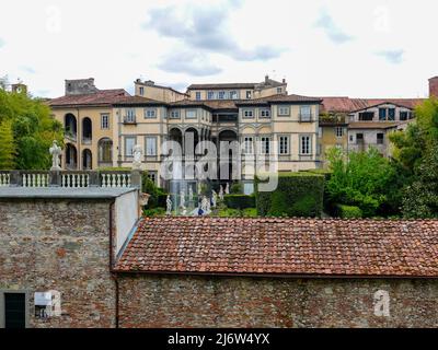 Palazzo Pfanner et les jardins vus du mur de la Renaissance entourant la ville de Lucques, Italie. Banque D'Images