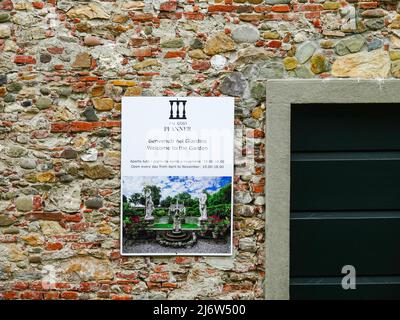 Panneau pour le Palazzo Pfanner et les jardins comme vu du mur de la Renaissance entourant la ville de Lucques, Italie. Banque D'Images