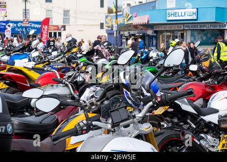 Motos garées lors de l'événement moto Southend Shakedown 2022 le lundi de Pâques à Southend on Sea, Royaume-Uni. Commerçants de bord de mer. Emballé Banque D'Images