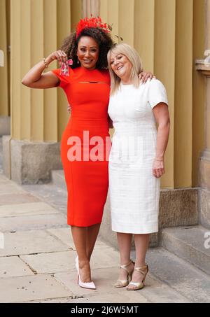 Spice Girl Melanie Brown, avec sa mère Andrea Brown, après qu'elle ait été faite MBE (membre de l'ordre de l'Empire britannique) par le duc de Cambridge lors d'une cérémonie d'investiture à Buckingham Palace à Londres. Date de la photo: Mercredi 4 mai 2022. Banque D'Images