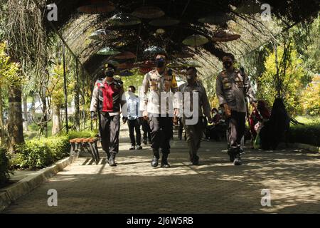 3 mai 2022, Madiun, Java-est, Indonésie: Le chef de police de Madiun adjoint au commissaire principal de police de Madiun, Anton Prasetyo, accompagné du chef adjoint du commissaire de police de Madiun, Ricky Tri Dharma, ainsi que des hauts fonctionnaires et de la police de secteur des rangs, ont vérifié les chemins de véhicules et les attractions touristiques de la Régence de Madiun. Après Eid ou la célébration d'Eid Al-Fitr 1 Syawal 1443 Hijriyah / an 2022, les indications sont qu'il ya une augmentation des visiteurs en provenance de diverses régions. (Credit image: © Ajun Ally/Pacific Press via ZUMA Press Wire) Banque D'Images