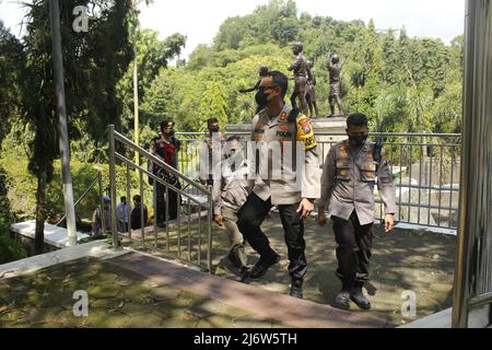 3 mai 2022, Madiun, Java-est, Indonésie: Le chef de police de Madiun adjoint au commissaire principal de police de Madiun, Anton Prasetyo, accompagné du chef adjoint du commissaire de police de Madiun, Ricky Tri Dharma, ainsi que des hauts fonctionnaires et de la police de secteur des rangs, ont vérifié les chemins de véhicules et les attractions touristiques de la Régence de Madiun. Après Eid ou la célébration d'Eid Al-Fitr 1 Syawal 1443 Hijriyah / an 2022, les indications sont qu'il ya une augmentation des visiteurs en provenance de diverses régions. (Credit image: © Ajun Ally/Pacific Press via ZUMA Press Wire) Banque D'Images