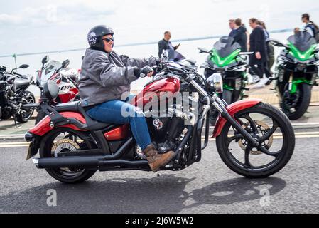 Moto Cruiser avec Lest nous oublions des œuvres d'art à l'événement moto Southend Shakedown 2022 le lundi de Pâques à Southend on Sea, Royaume-Uni. Banque D'Images