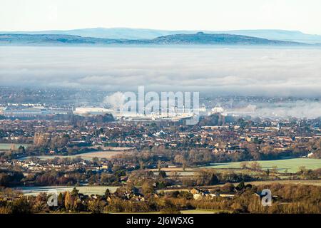 Une inversion de température qui provoque un brouillard pour obscurcir la ville de Gloucester, Angleterre Royaume-Uni. Brockworth est en premier plan et May Hill en arrière-plan. Banque D'Images