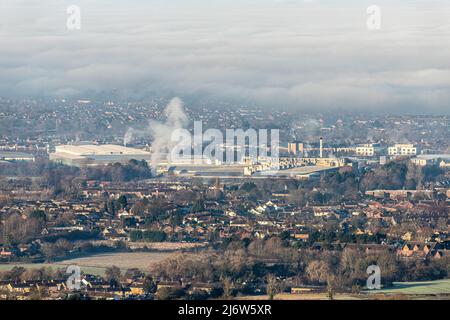 Une inversion de température qui provoque un brouillard pour obscurcir la ville de Gloucester, Angleterre Royaume-Uni. Le parc d'activités de Gloucester à Brockworth est en premier plan. Banque D'Images