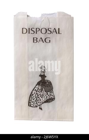Sac de mise au rebut papier pour produits sanitaires, sac sanitaire en papier isolé sur fond blanc Banque D'Images