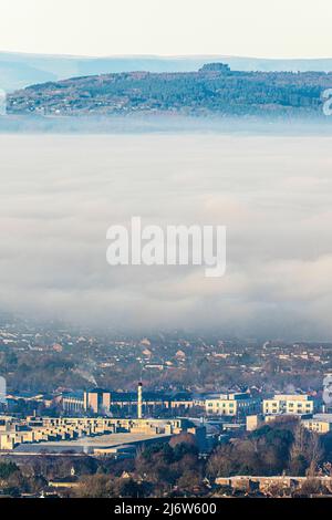 Une inversion de température qui provoque un brouillard pour obscurcir la ville de Gloucester, Angleterre Royaume-Uni. Le parc d'activités de Gloucester à Brockworth est en premier plan et en mai Banque D'Images