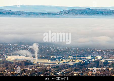 Une inversion de température qui provoque un brouillard pour obscurcir la ville de Gloucester, Angleterre Royaume-Uni. Le parc d'activités de Gloucester à Brockworth est en premier plan et en mai Banque D'Images