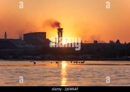 Coucher de soleil spectaculaire sur la mer au-dessus de la zone industrielle de l'usine d'Azovstal avant le début de la guerre de 2022 Banque D'Images